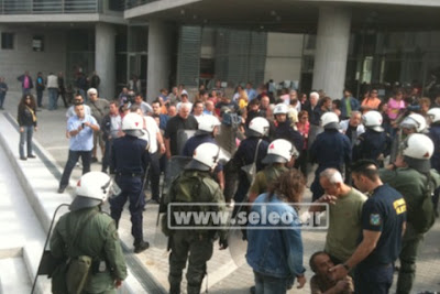 Φωτογραφίες από τα επεισόδια στο Δημαρχείο Θεσσαλονίκης - Φωτογραφία 4