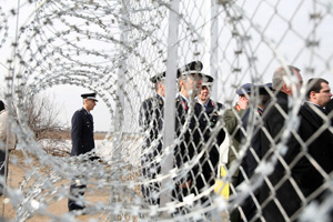 DER STANDART (Αυστρία): Η Ευρωπαϊκή Ένωση θα κλείσει τα σύνορα της Ελλάδας σε περίπτωση έκτακτης ανάγκης.  Griechenland: EU macht im Ernstfall Grenze dicht - Φωτογραφία 1
