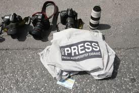 Ποιό εγέρθητι; Το ΠΑΣΟΚ πέταξε με τις κλωτσιές φωτορεπόρτερ από συνέντευξη του Βενιζέλου!!! - Φωτογραφία 1