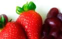 Γλυκό: Φράουλες και σταφύλια σε τραγανή βάση