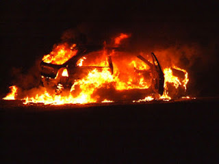 Αυτοκίνητο στη Κυψέλη έπιασε φωτιά - Φωτογραφία 1