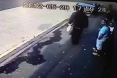 Πυροσβεστικό όχημα έχασε τον έλεγχο και σταμάτησε σε βιτρίνα. Γλίτωσαν στο παρά ένα 2 άτομα