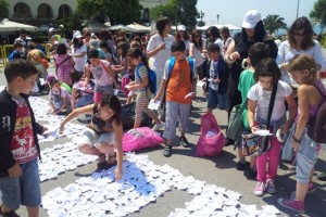 Έφτιαξαν τον Λευκό Πύργο με 40.000 νούφαρα Origami [ΦΩΤΟ & ΒΙΝΤΕΟ] - Φωτογραφία 2