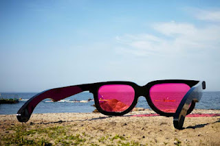 Τεράστια γυαλιά «αλλάζουν» χρώμα στη θάλασσα! - Φωτογραφία 1