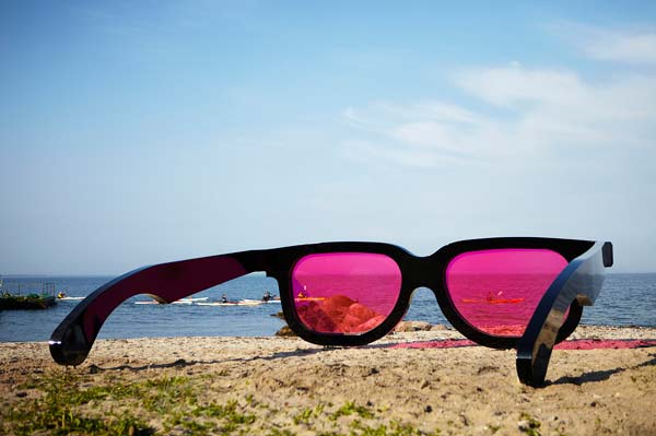 Τεράστια γυαλιά «αλλάζουν» χρώμα στη θάλασσα! - Φωτογραφία 2