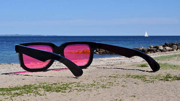 Τεράστια γυαλιά «αλλάζουν» χρώμα στη θάλασσα! - Φωτογραφία 3
