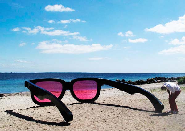 Τεράστια γυαλιά «αλλάζουν» χρώμα στη θάλασσα! - Φωτογραφία 4