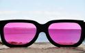 Τεράστια γυαλιά «αλλάζουν» χρώμα στη θάλασσα! - Φωτογραφία 5