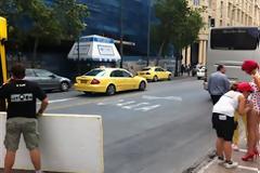 Μία κοκκινομάλλα προκάλεσε κομφούζιο στη Σταδίου