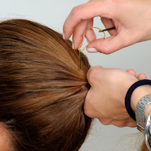 Πώς να κάνεις ένα διαφορετικό ponytail-κοτσίδα με τσιμπιδάκια! - Φωτογραφία 3