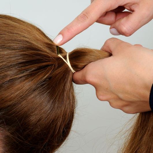 Πώς να κάνεις ένα διαφορετικό ponytail-κοτσίδα με τσιμπιδάκια! - Φωτογραφία 5