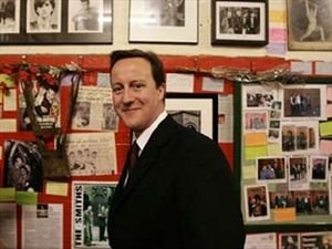 Ο Βρετανός πρωθυπουργός δηλώνει… «ροκάς» - Φωτογραφία 1