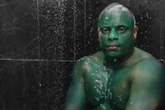 Βάφτηκε πράσινος, αλλά η μπογιά δεν βγαίνει!