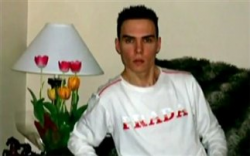 Η ιντερπόλ καταζητεί τον γκέι πορνοστάρ που σκότωσε το γκόμενο του - Φωτογραφία 1