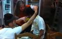 Live: Μέλη της Χρυσής Αυγής ξυλοκοπούν μετανάστες - Φωτογραφία 2
