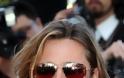 Τι κρύβει ο Brad Pitt πίσω από τα γυαλιά ηλίου του;