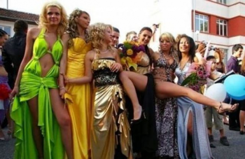 Δείτε πως πάνε οι Βουλγάρες μαθήτριες ντυμένες στο σχολικό χορό…!! [φωτο] - Φωτογραφία 2