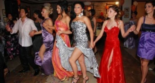 Δείτε πως πάνε οι Βουλγάρες μαθήτριες ντυμένες στο σχολικό χορό…!! [φωτο] - Φωτογραφία 7