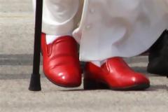 Ποιος ηγέτης φορά κόκκινα μοκασίνια;