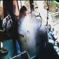 Τον χτύπησε μεταλλικό αντικείμενο ενώ οδηγούσε το λεωφορείο – Βίντεο - Φωτογραφία 1