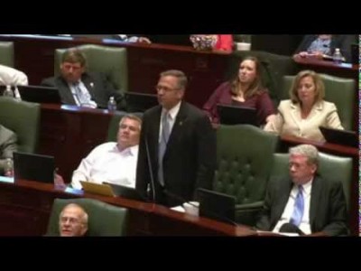 VIDEO: Βουλευτής πέταξε στον αέρα το…νομοσχέδιο! - Φωτογραφία 1