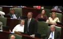 VIDEO: Βουλευτής πέταξε στον αέρα το…νομοσχέδιο!