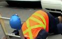 VIDEO: Απίστευτη φάρσα με τον εργάτη που εξαφανίζεται