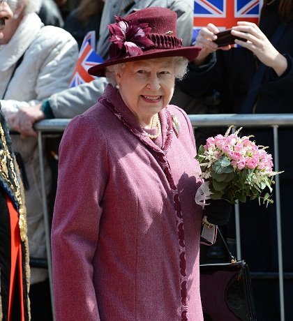 Ποια διάσημη σχεδιάστρια θέλει να ντύσει τη βασίλισσα της Βρετανίας στα μαύρα; - Φωτογραφία 1