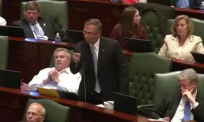 Βουλευτής εκτός εαυτού πετά το νομοσχέδιο. Βίντεο - Φωτογραφία 1