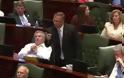Βουλευτής εκτός εαυτού πετά το νομοσχέδιο. Βίντεο