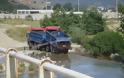 Ο φορτηγατζής ξεπλένει την καρότσα του φορτηγού με κόπρανα ζώων μέσα στο ποτάμι του Πηνειού στην Καλαμπάκα Τρικάλων - Φωτογραφία 1