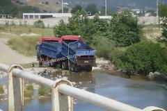 Ο φορτηγατζής ξεπλένει την καρότσα του φορτηγού με κόπρανα ζώων μέσα στο ποτάμι του Πηνειού στην Καλαμπάκα Τρικάλων