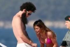 Γνωστή περσόνα.. χορταίνει τα μάτια της με.. ανδρικό μόριο γνωστού ηθοποιού.. (pics)