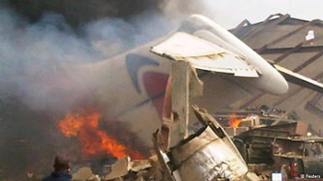 Τραγωδία στην Νιγηρία - 150 νεκροί απο συντριβή αεροσκάφους σε πυκνοκατοικημένη συνοικία - Φωτογραφία 1