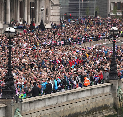 Ένα εκατομμύριο άνθρωποι στους δρόμους για τη Βασίλισσα - Φωτογραφία 3
