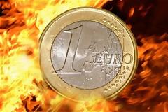 OI ANAΔΥΟΜΕΝΕΣ ΞΕΦΟΡΤΩΝΟΝΤΑΙ ΤΑ ΕΥΡΩ ΤΟΥΣ