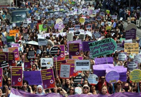 Μαζική διαδήλωση κατά της πλήρους απαγόρευσης των αμβλώσεων στην Τουρκία - Φωτογραφία 1