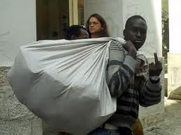 Μαφία Αφρικανών μεταναστών επιβάλλει χαράτσι σε λαθρομετανάστες. - Φωτογραφία 1
