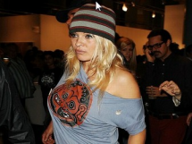 Η Pamela Anderson εμφανίστηκε μόνο με το μπλουζάκι της [φωτο] - Φωτογραφία 1