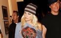 Η Pamela Anderson εμφανίστηκε μόνο με το μπλουζάκι της [φωτο] - Φωτογραφία 4