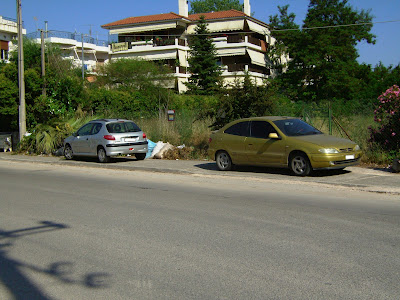 Αναγνώστης ενημερώνει για την κατάληψη πεζοδρομίου από αυτοκίνητα και σκουπίδια στη Δροσιά - Φωτογραφία 2
