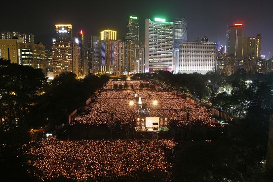 Tens of Thousands Turn up for Tiananmen Vigil in Hong Kong - Φωτογραφία 1