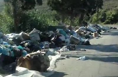 Σκουπίδια δίπλα στο λύκειο Άνδρου - Φωτογραφία 2