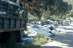 Σκουπίδια δίπλα στο λύκειο Άνδρου