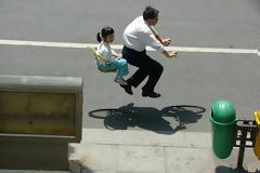 Επεξεργασμένες φωτογραφίες με...αόρατα ποδήλατα! (PICS)