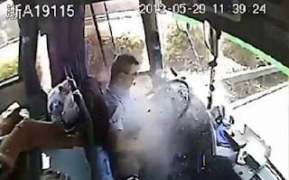 Φονικό μέταλλο χτυπά οδηγό λεωφορείου εν κινήσει [Video] - Φωτογραφία 1