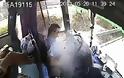 Φονικό μέταλλο χτυπά οδηγό λεωφορείου εν κινήσει [Video]