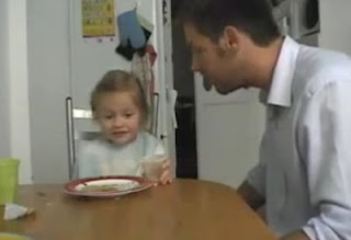 Πατέρας κάνει φάρσα στο κοριτσάκι του! [Video] - Φωτογραφία 1