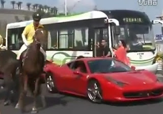 Άλογο έριξε κλοτσιά σε Φεράρι! [Video] - Φωτογραφία 1