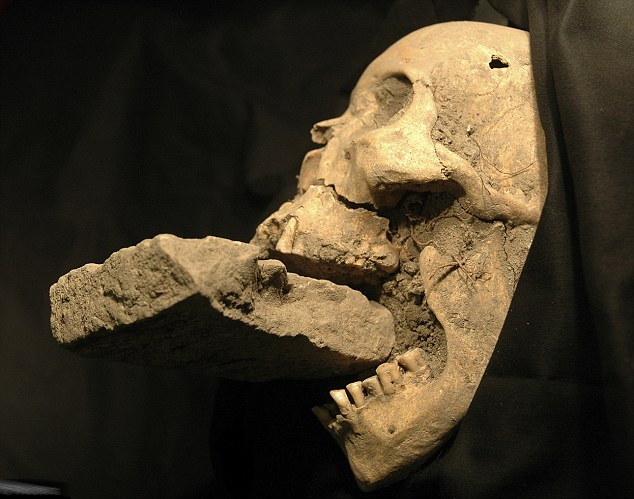Βρυκόλακες στα Βαλκάνια; Βρέθηκαν σκελετοί με πασσάλους στο στήθος! [ΦΩΤΟ] - Φωτογραφία 3